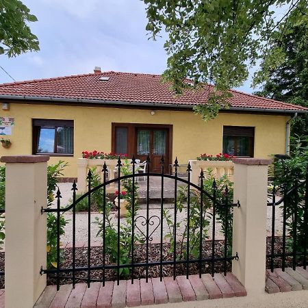Muskatlis Haz Apartment Балатонлеле Екстериор снимка