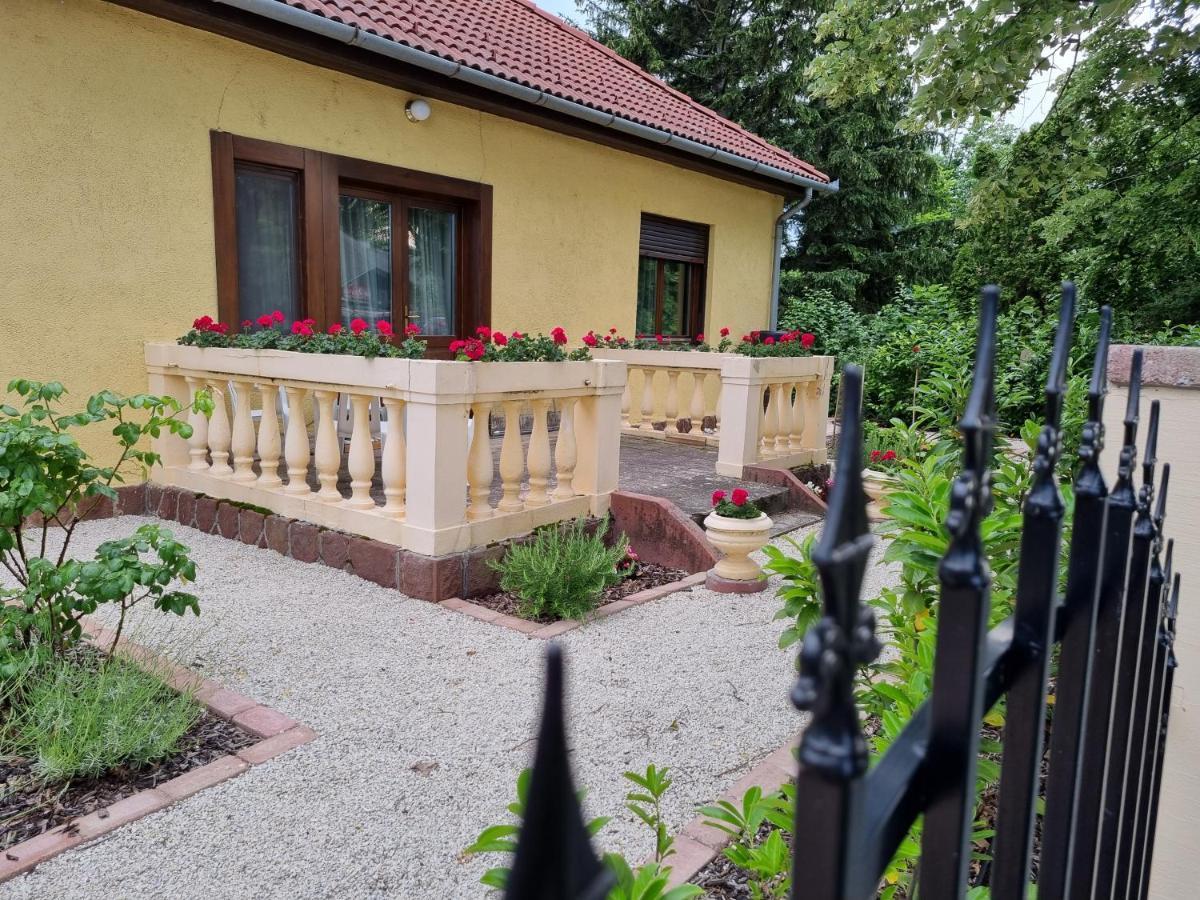 Muskatlis Haz Apartment Балатонлеле Екстериор снимка