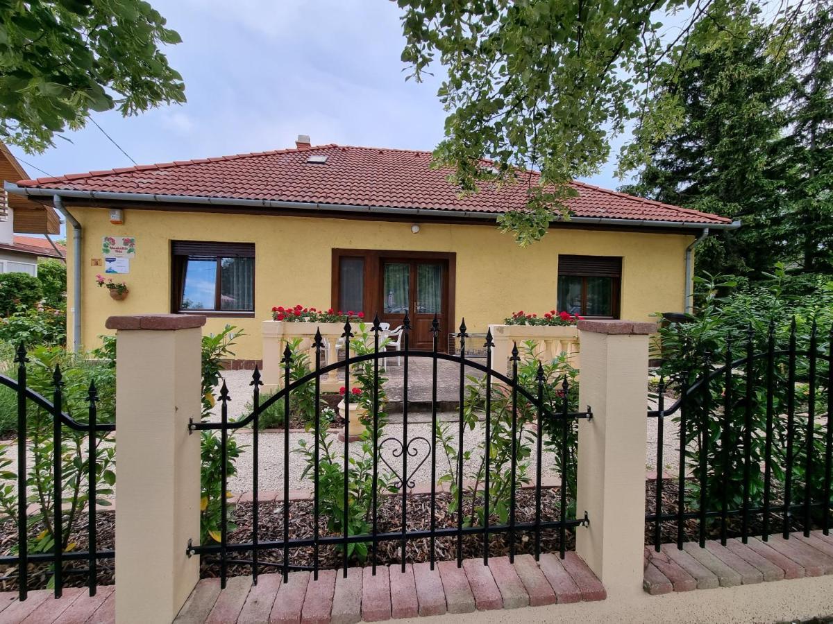 Muskatlis Haz Apartment Балатонлеле Екстериор снимка